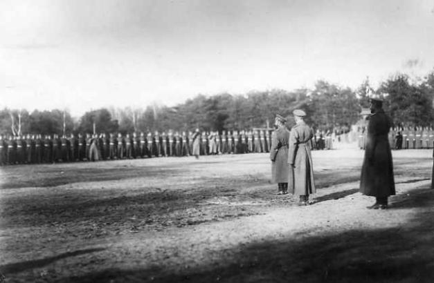 Імпэратар Міклай ІІ пад час агляду  лейб-гвардыі Коннага палка у Стаўцы 25.10.1914