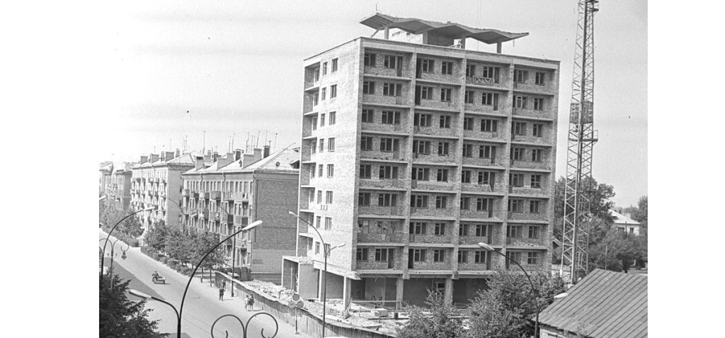 Пачатак 1970-х гадоў. Будаўніцтва першага дзевяціпавярховага дома ў Баранавічах. 
