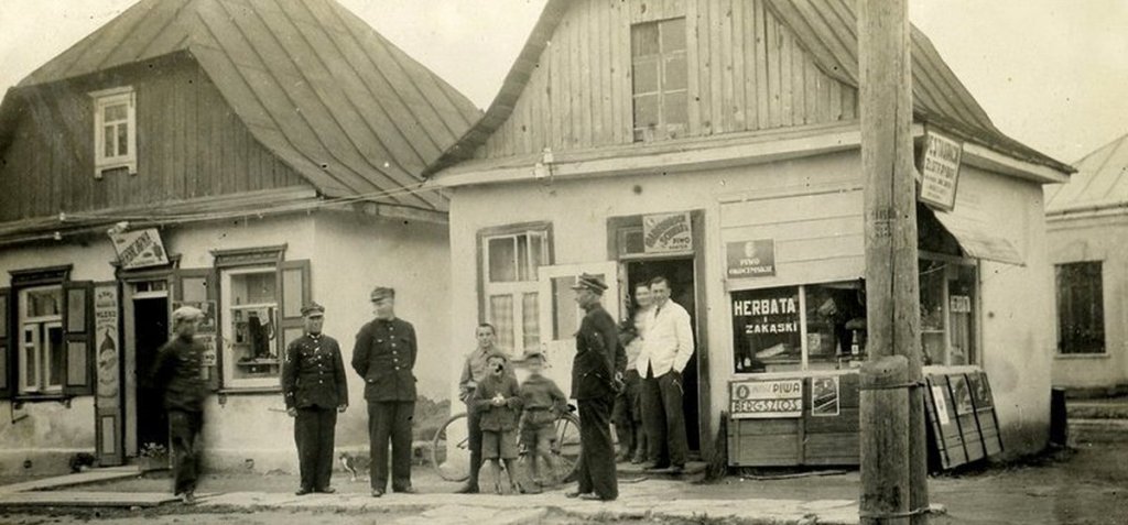 Баранавічы, 1928 год. Супрацоўнікі чыгункі каля кіёскаў з півам і напоямі. Baranowicze
